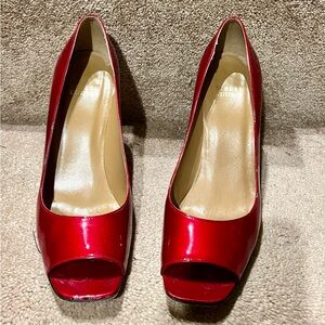 Stuart Weitzman Size 8.5 Linda heels in Red Quazar